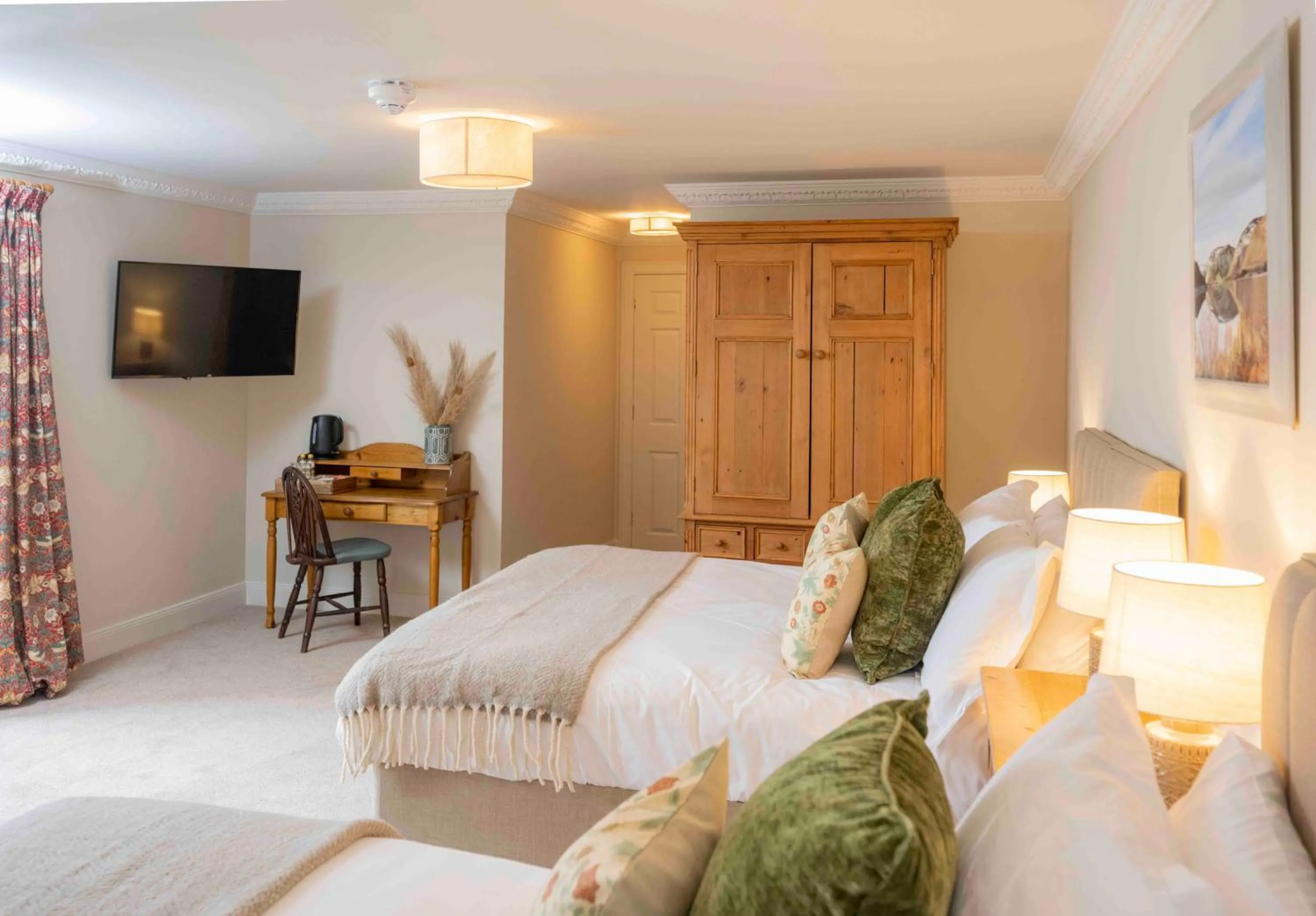 Property building, Bed in Cross Keys Inn Ettrickbridge