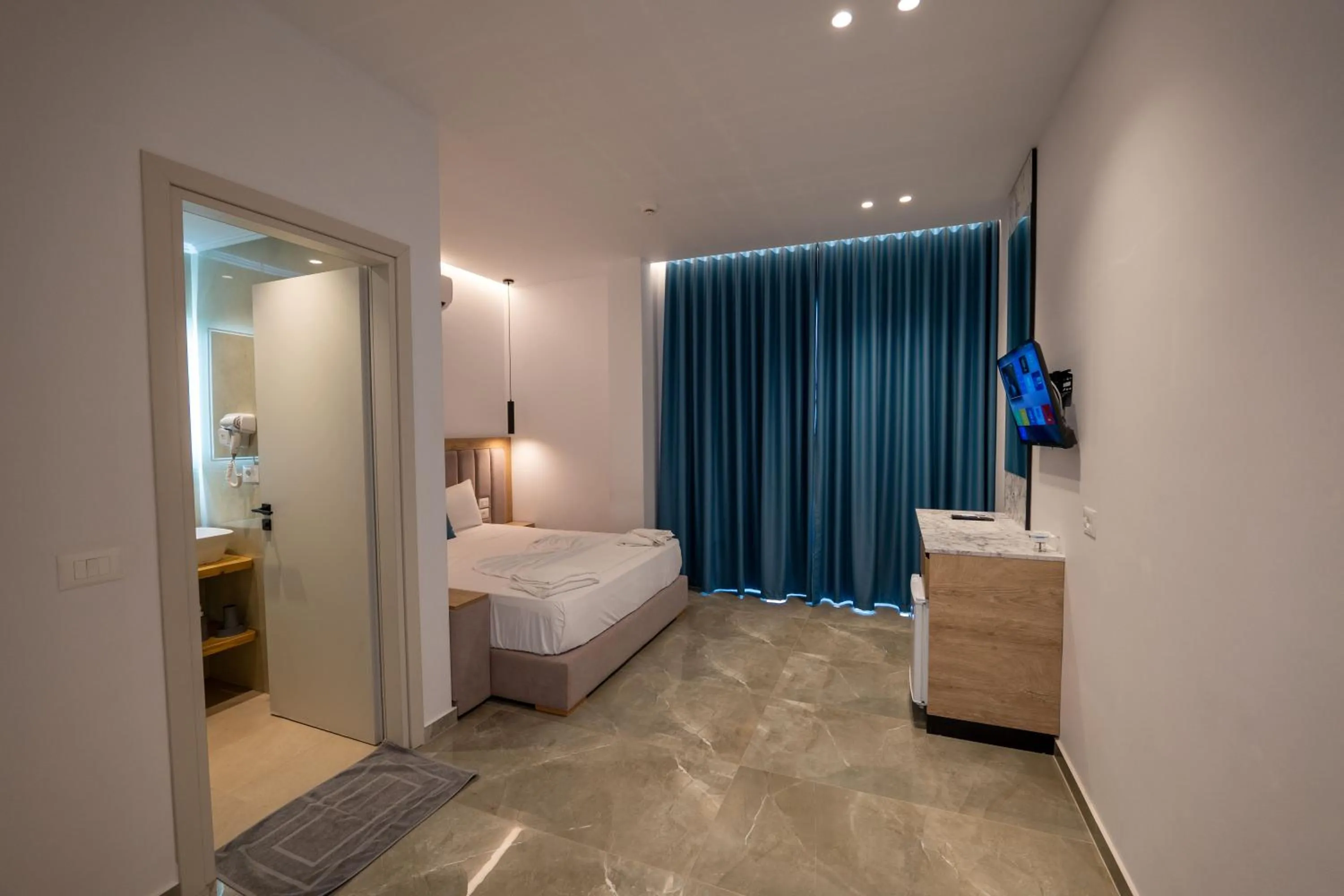 Photo of the whole room, Bed in Monel Hotel