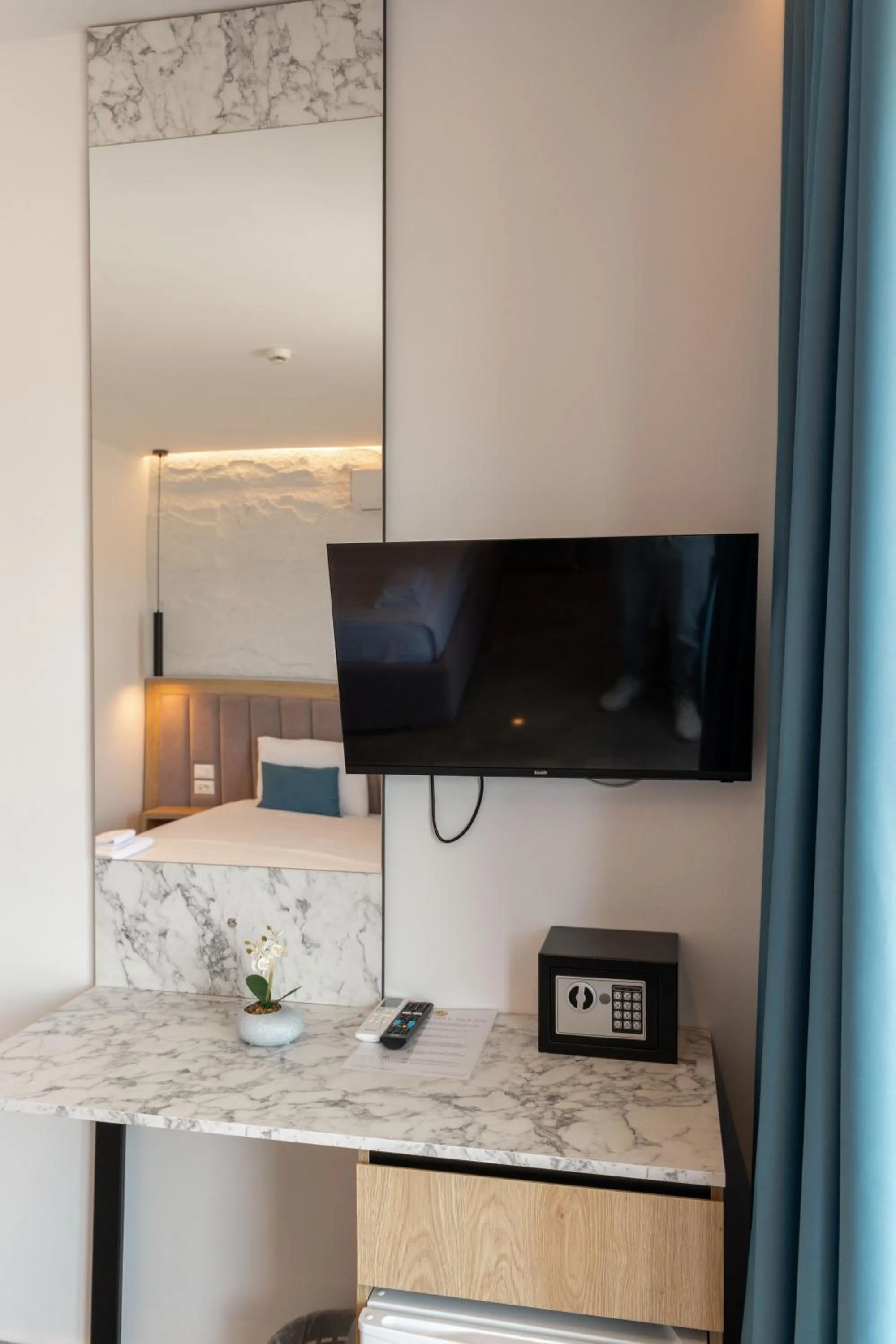 TV and multimedia, Bed in Monel Hotel