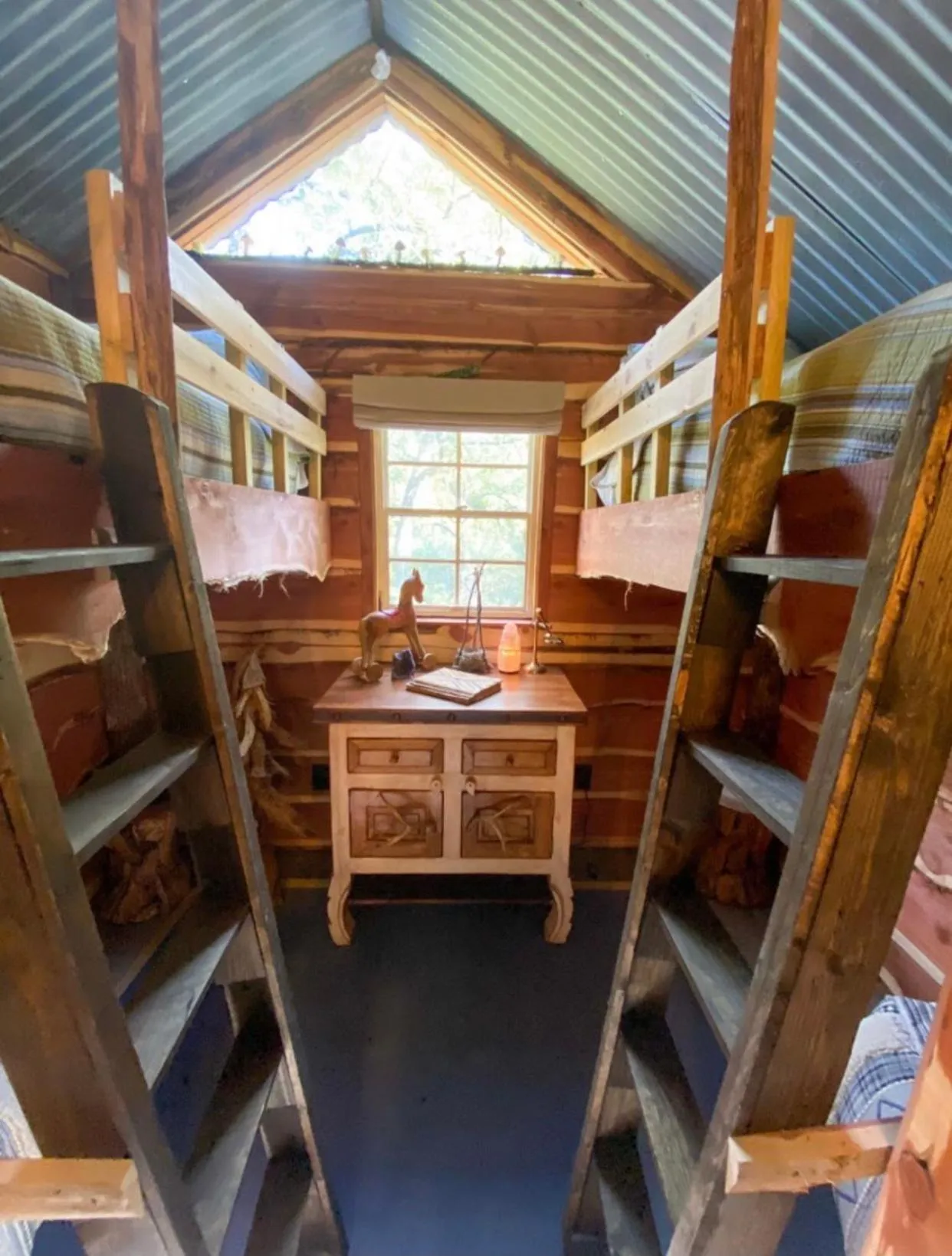 Bed in Hobbit Treehouse with waterfall on the Brazos River! 350 acres! Tubing! Petting zoo!