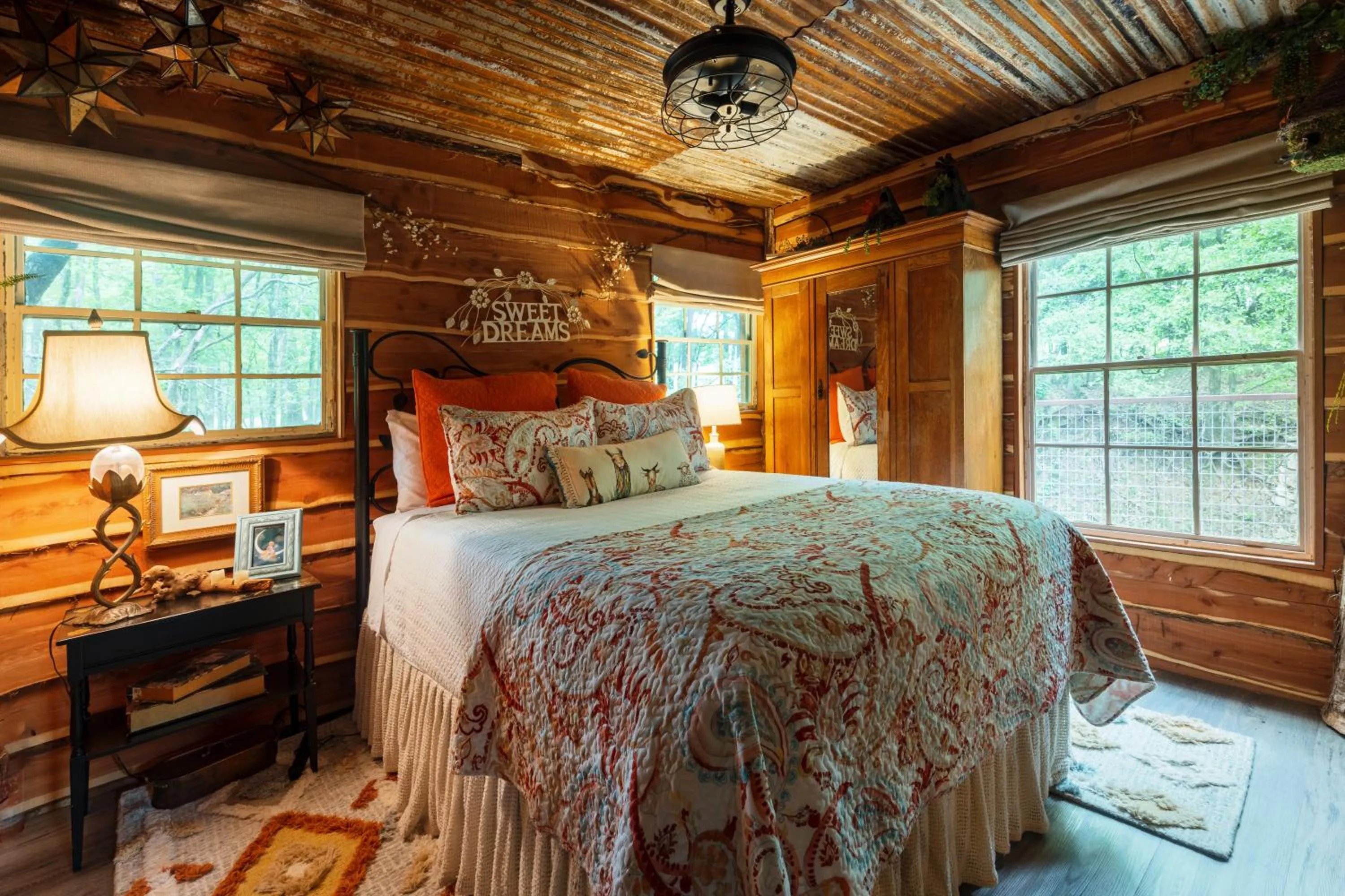 Bed in Hobbit Treehouse with waterfall on the Brazos River! 350 acres! Tubing! Petting zoo!