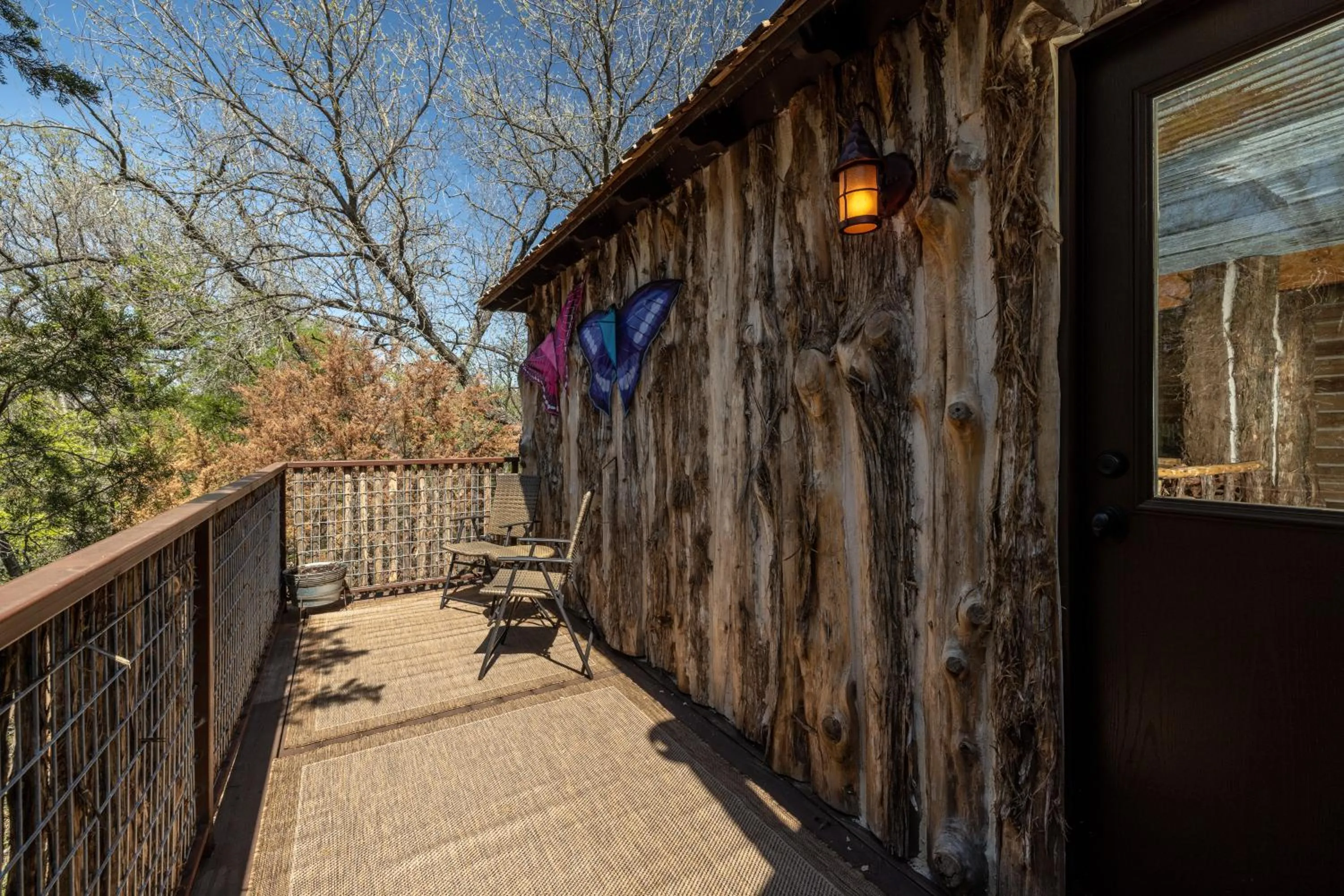 Balcony/Terrace in "Magical Treehouse" w spiral slide off the deck 350 acres on the Brazos River! Tubing! Petting Zoo!