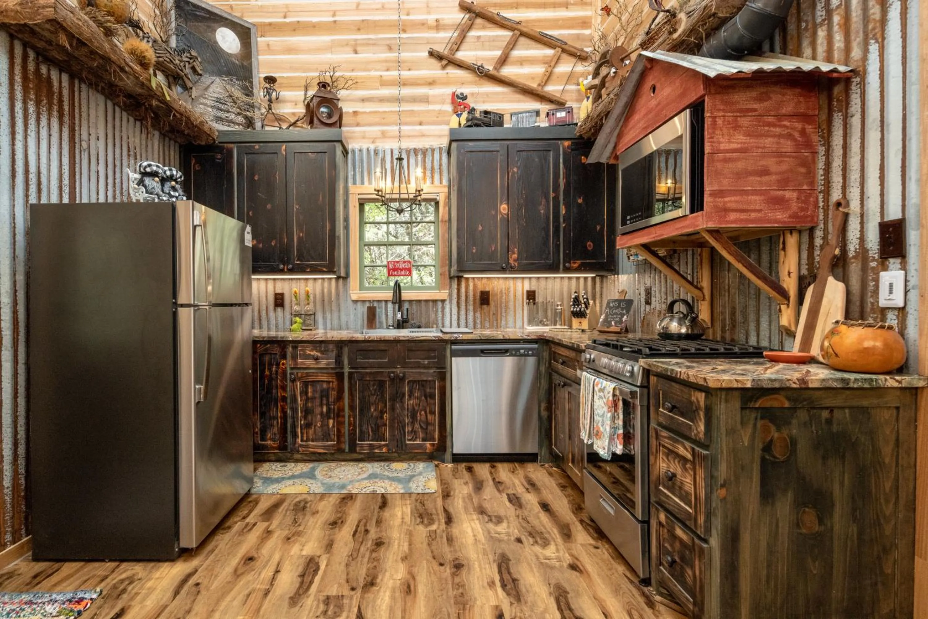 Kitchen or kitchenette in "Magical Treehouse" w spiral slide off the deck 350 acres on the Brazos River! Tubing! Petting Zoo!