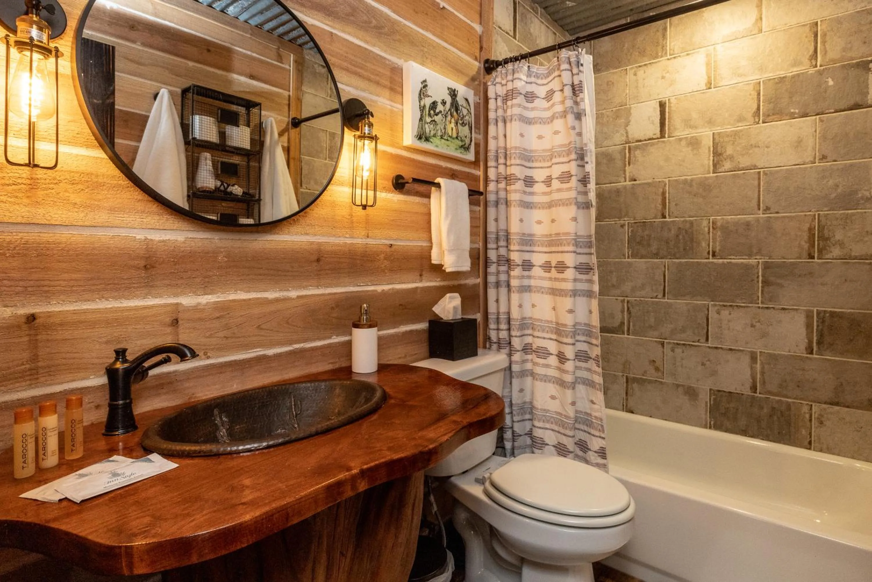 Shower in "Magical Treehouse" w spiral slide off the deck 350 acres on the Brazos River! Tubing! Petting Zoo!