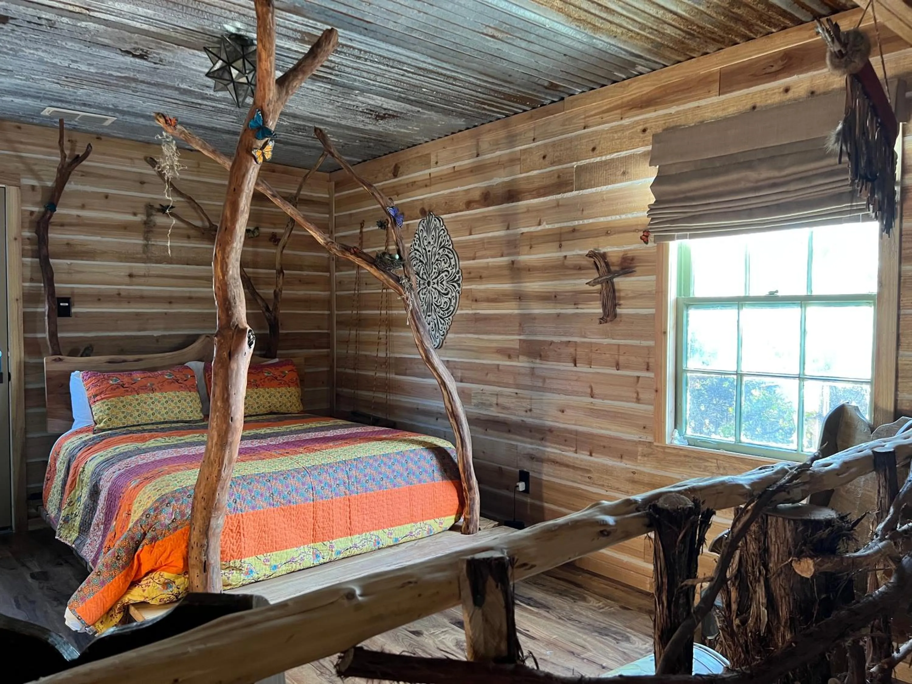 Bed in "Magical Treehouse" w spiral slide off the deck 350 acres on the Brazos River! Tubing! Petting Zoo!