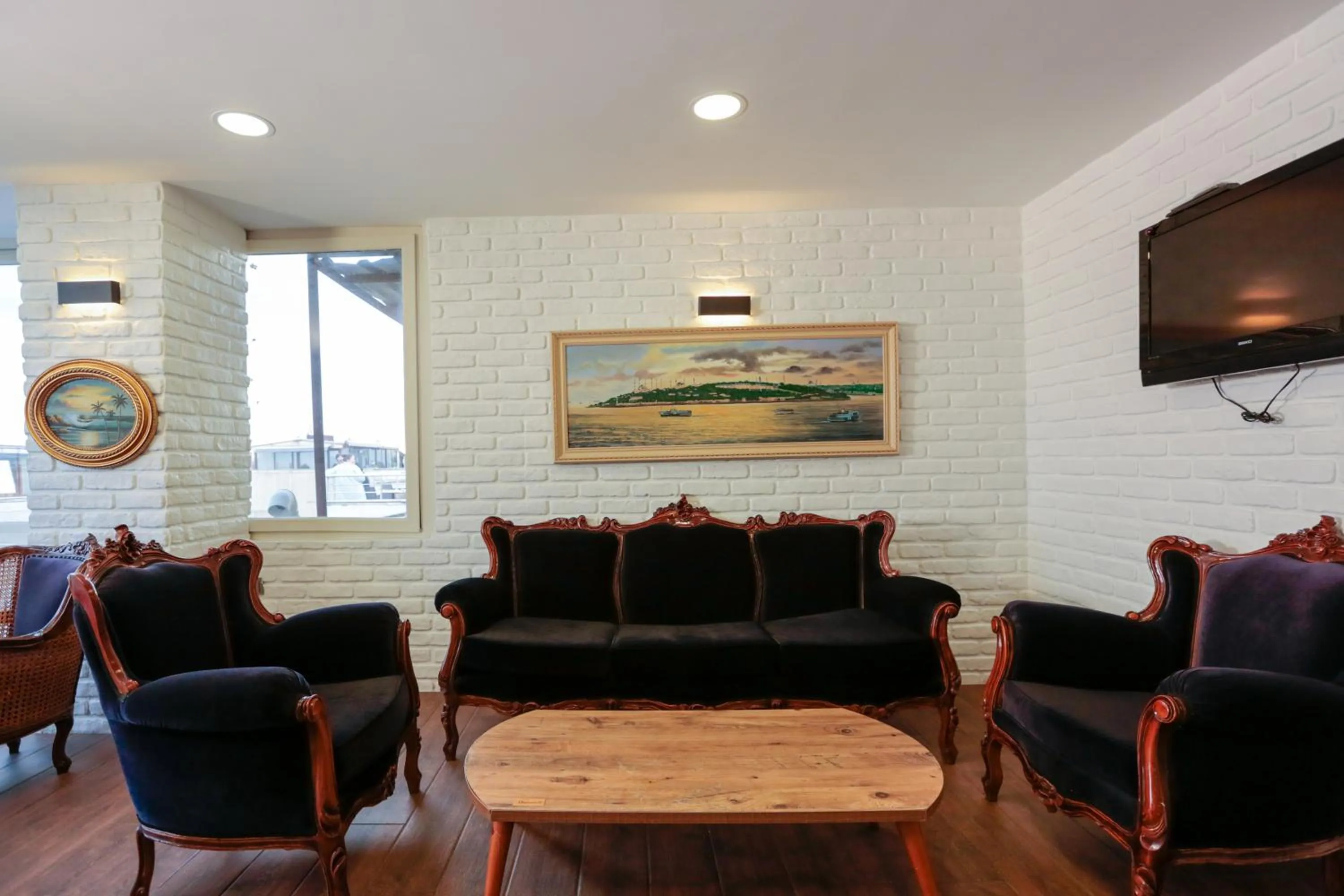 Restaurant/places to eat in Nova City Hotel