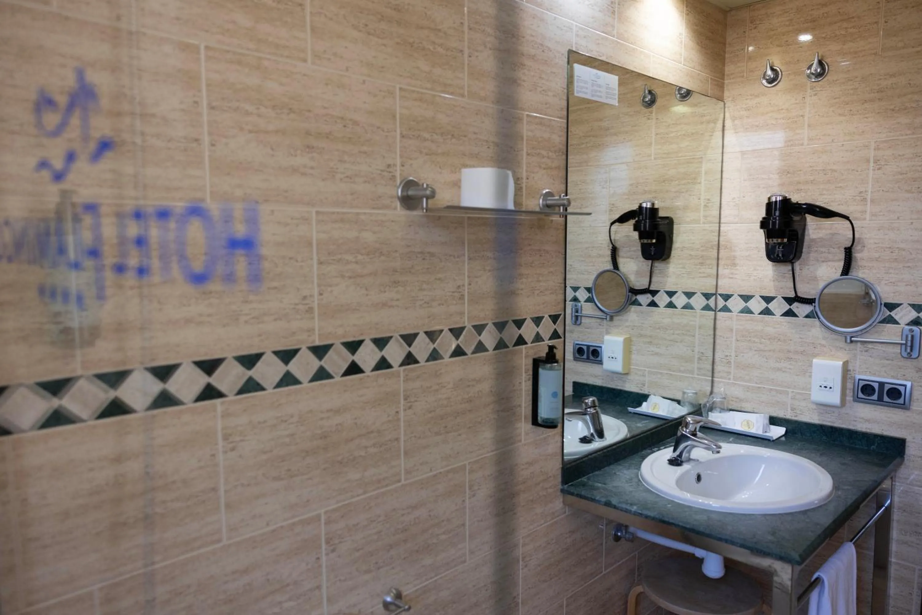 Bathroom in Hotel Flamingo