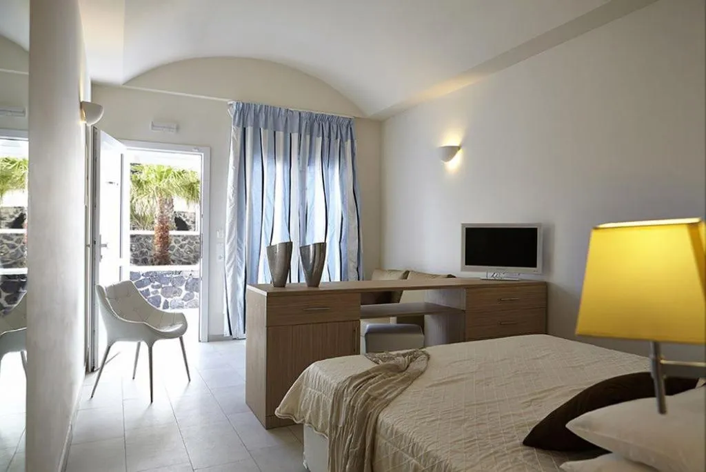 Photo of the whole room, Bed in Orizontes Hotel Santorini