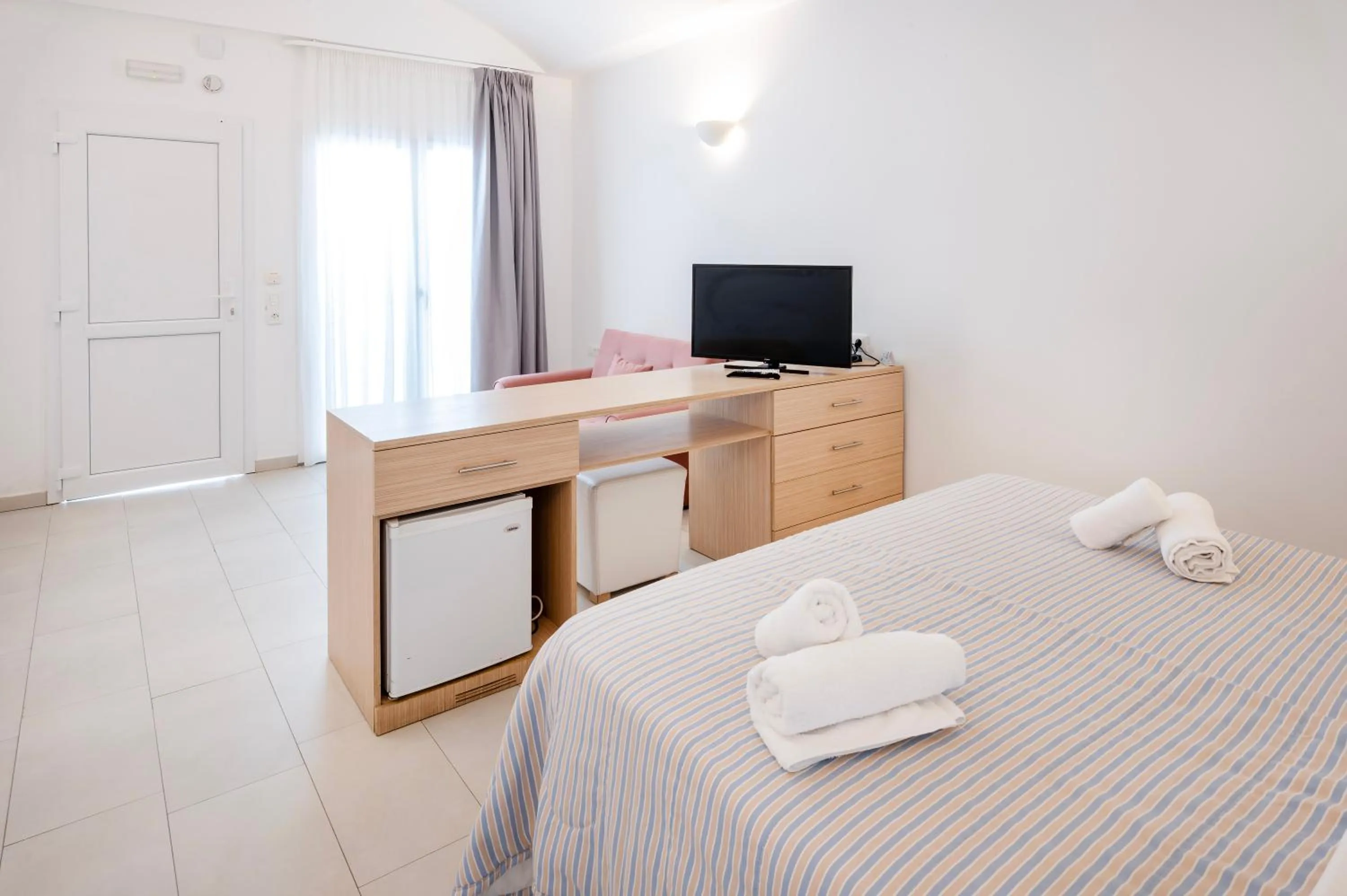 Bedroom, Bed in Orizontes Hotel Santorini