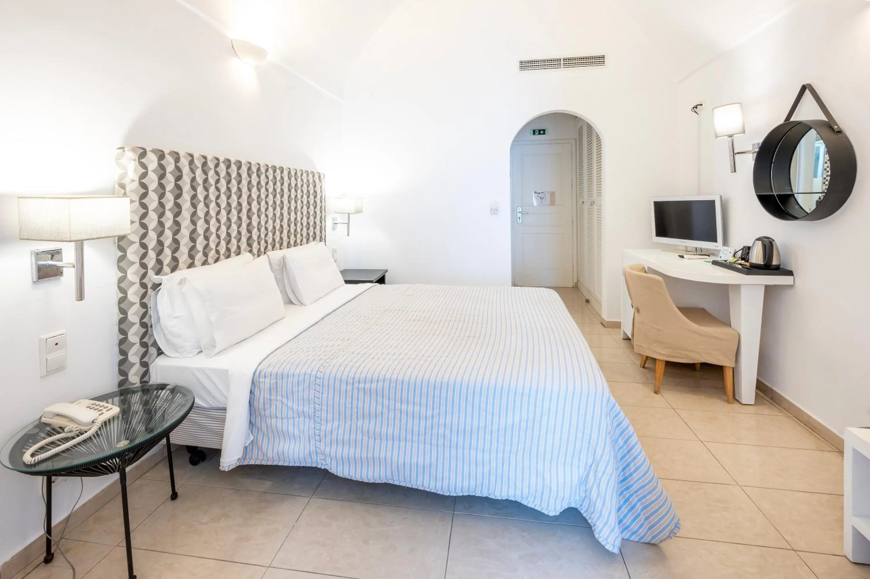 Bedroom, Bed in Orizontes Hotel Santorini