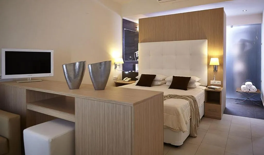 Bedroom, Bed in Orizontes Hotel Santorini