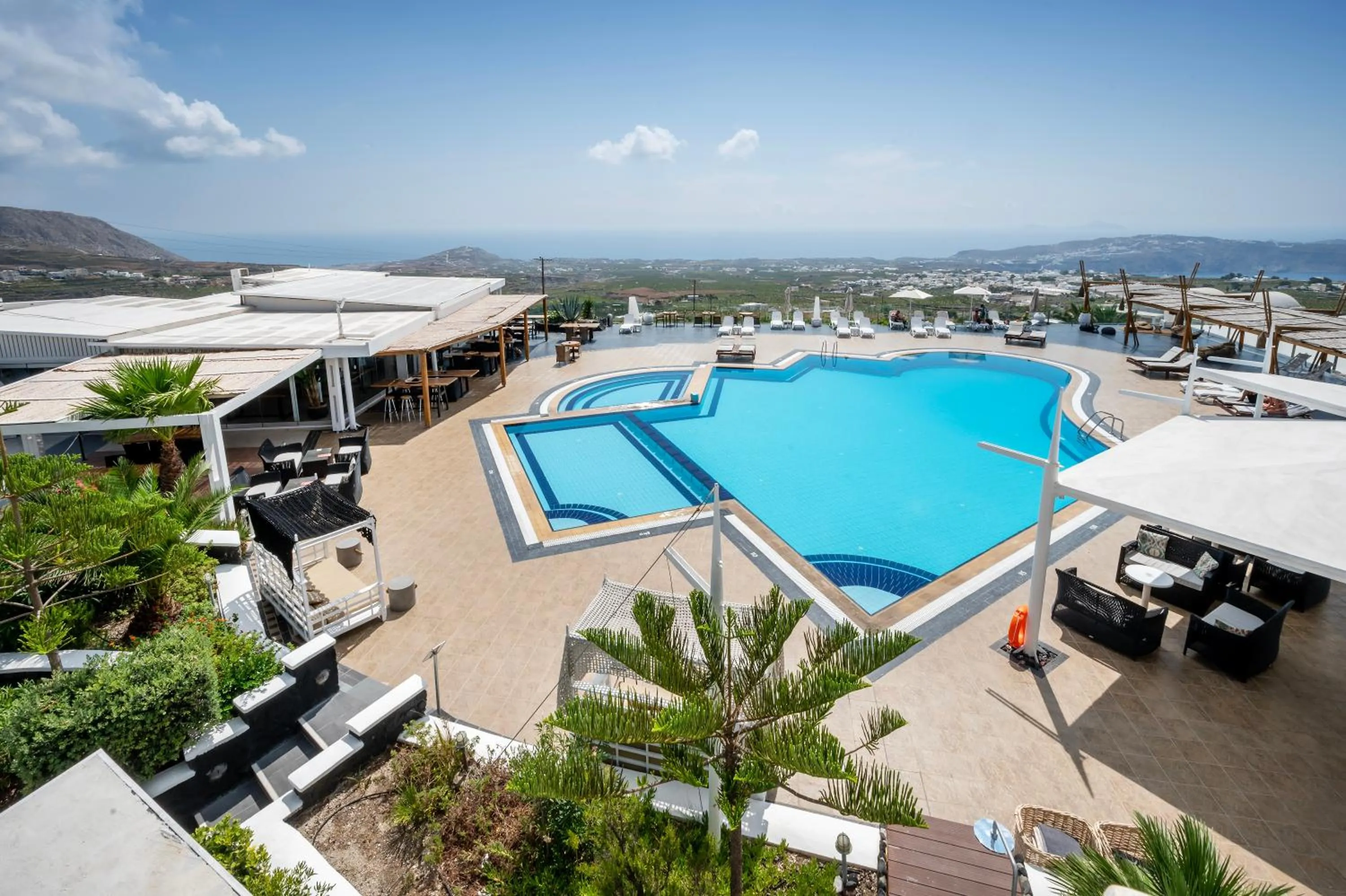 Swimming pool in Orizontes Hotel Santorini