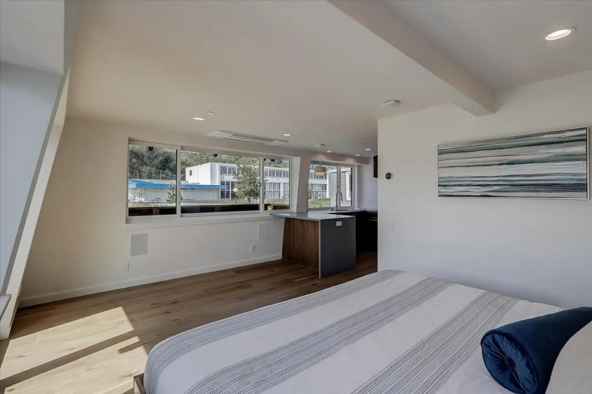 Floating Condos of Commodore 11