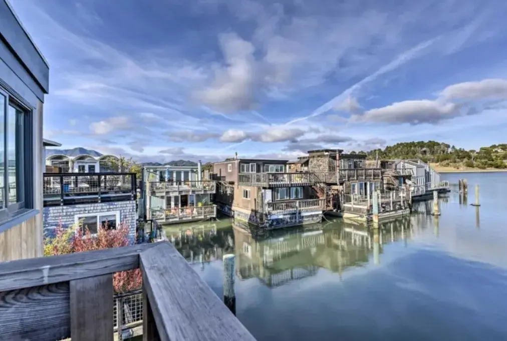 Deluxe One-Bedroom Apartment with Ocean View in Floating Condos of Commodore 11 Deluxe One-Bedroom Apartment with Ocean View in Floating Condos of Commodore 11