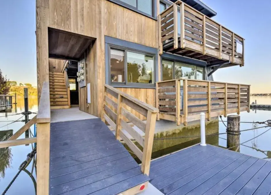 Apartment with Sea View in Floating Condos of Commodore 11 Apartment with Sea View in Floating Condos of Commodore 11