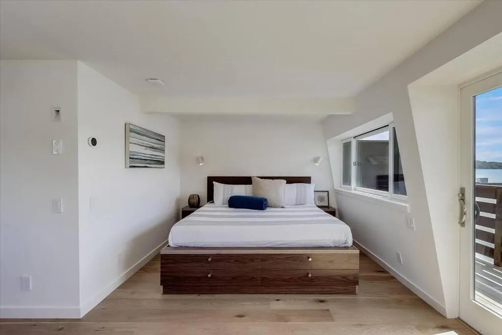 Bedroom, Bed in Floating Condos of Commodore 11