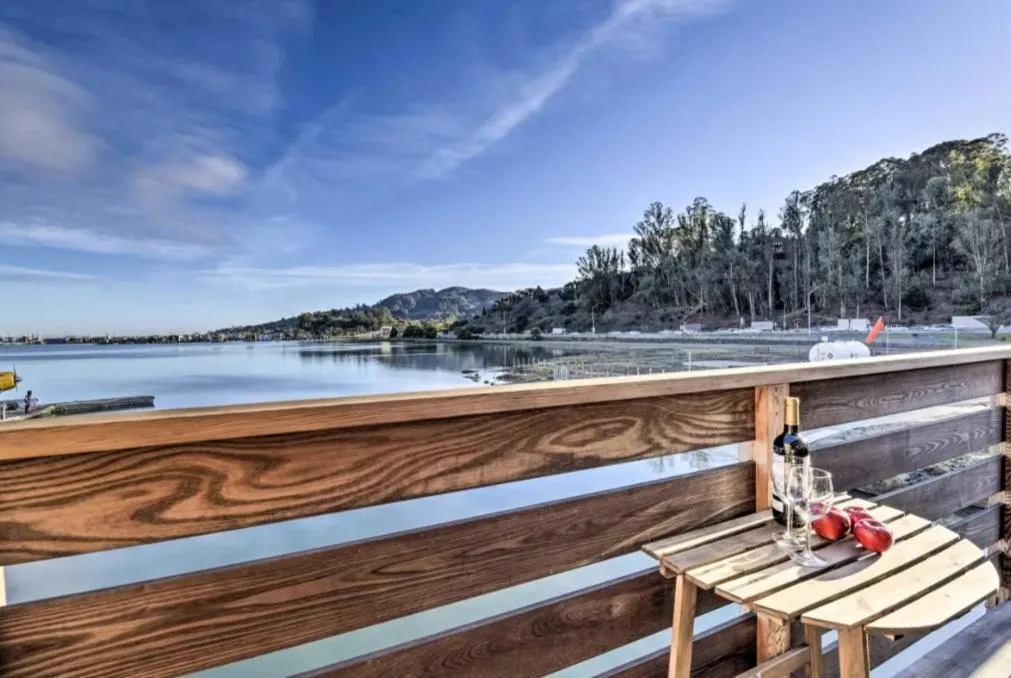 Floating Condos of Commodore 11