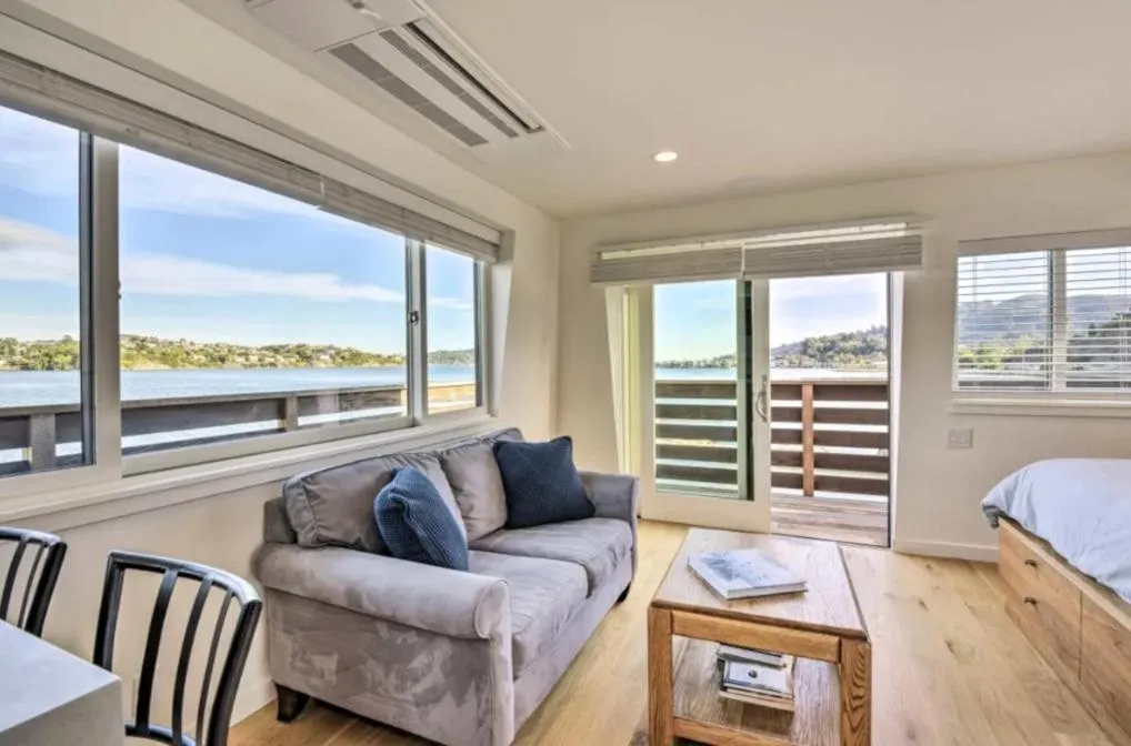 View (from property/room), Bed in Floating Condos of Commodore 11