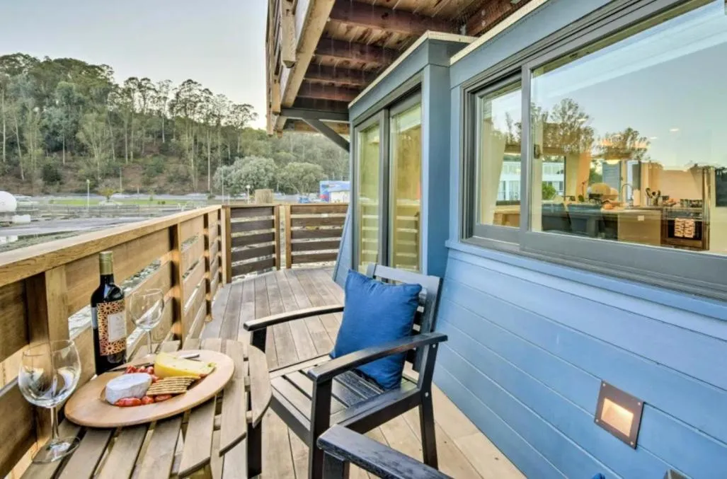 Floating Condos of Commodore 11