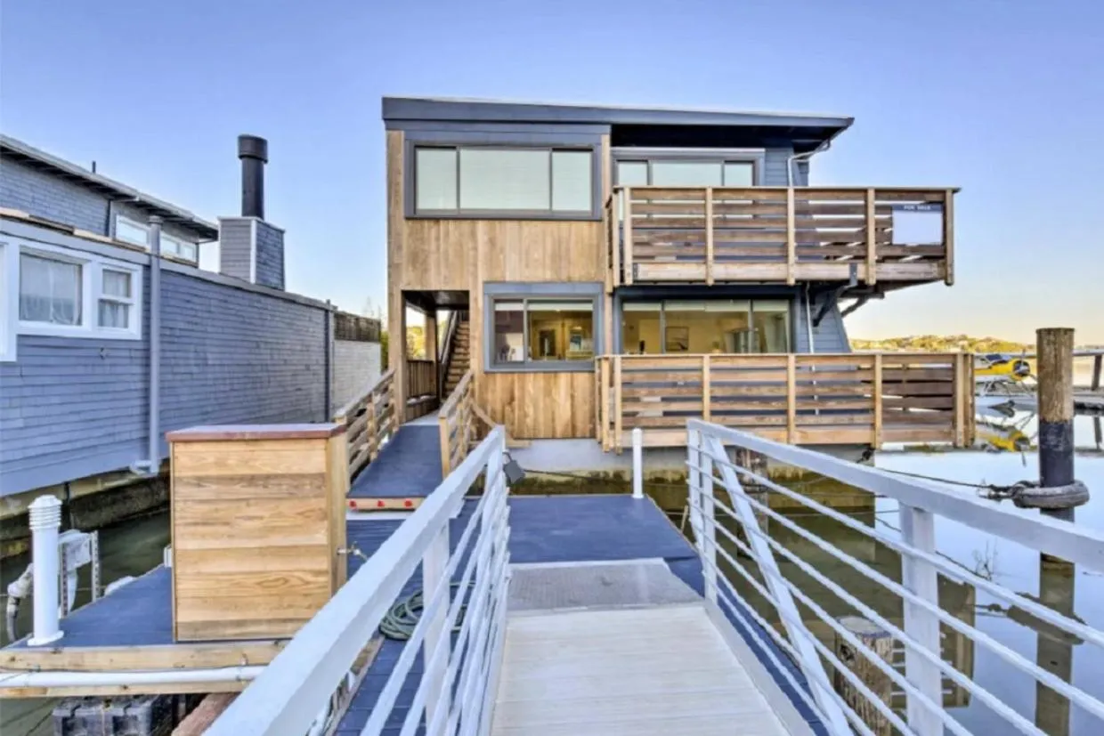 Floating Condos of Commodore 11