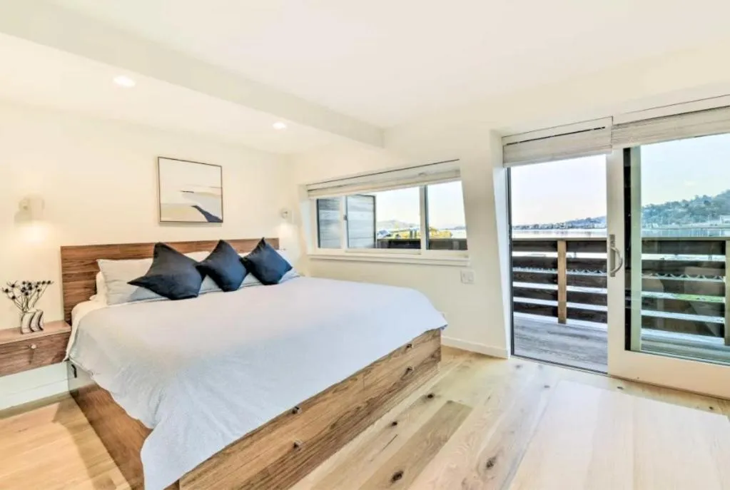 Bed in Floating Condos of Commodore 11