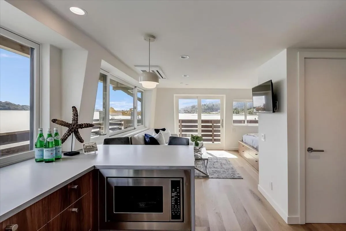 TV and multimedia in Floating Condos of Commodore 11