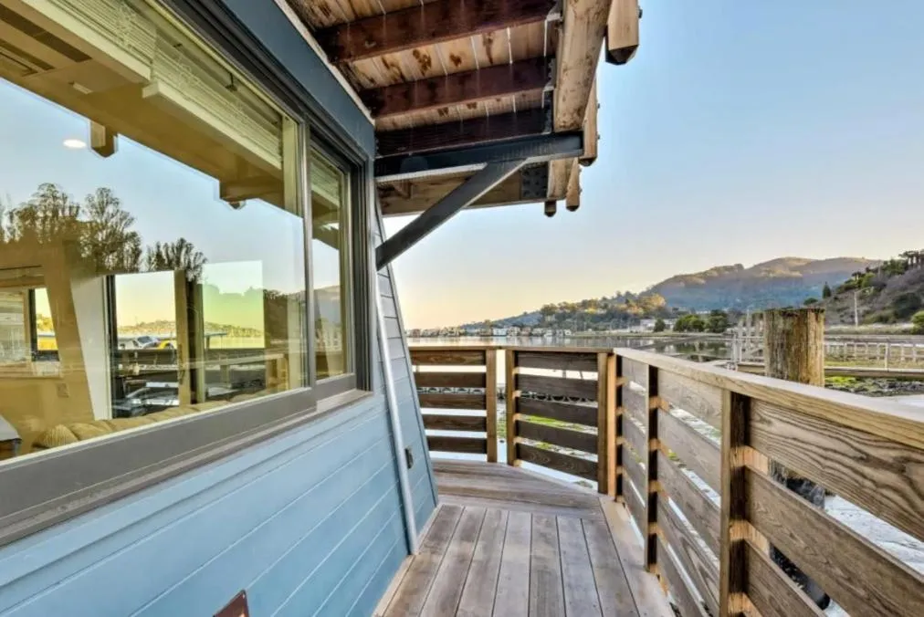 Floating Condos of Commodore 11