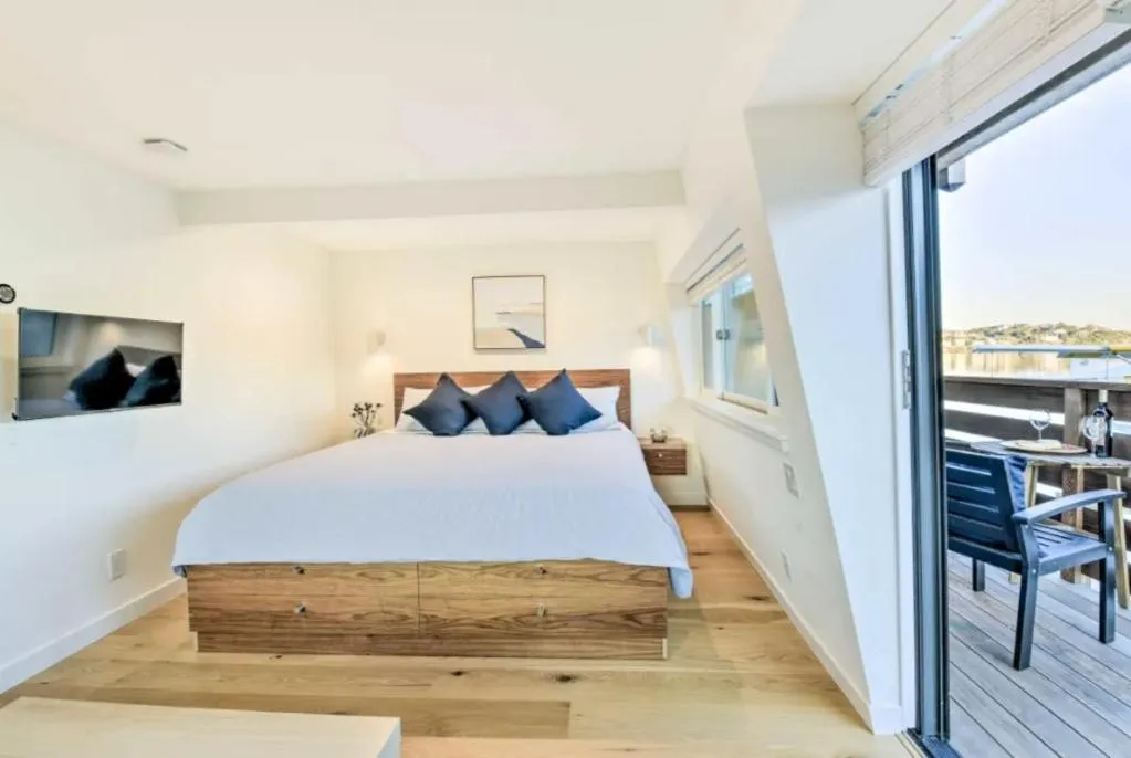 Bed in Floating Condos of Commodore 11