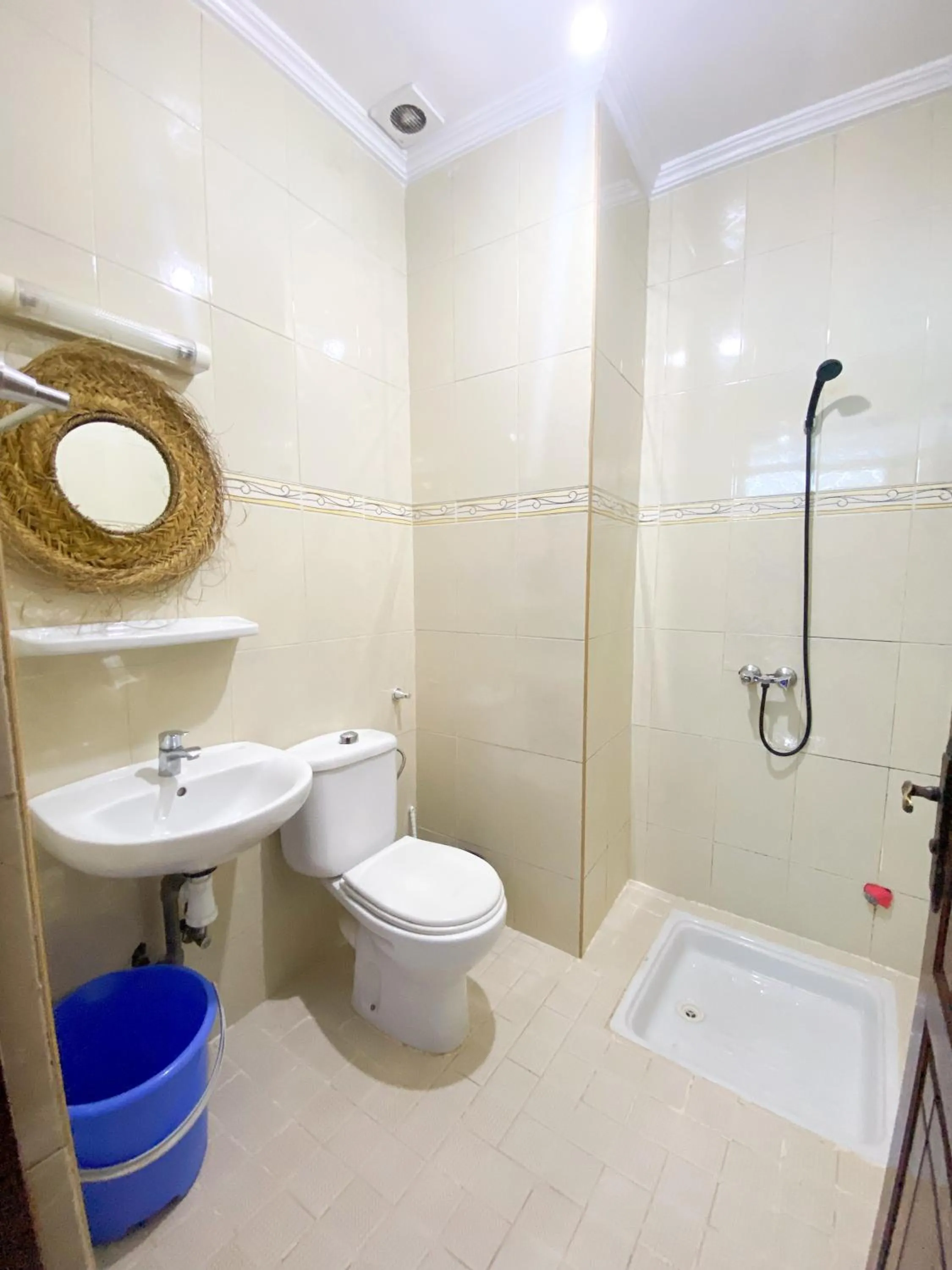 Shower in Locals Taghazout surfcamp