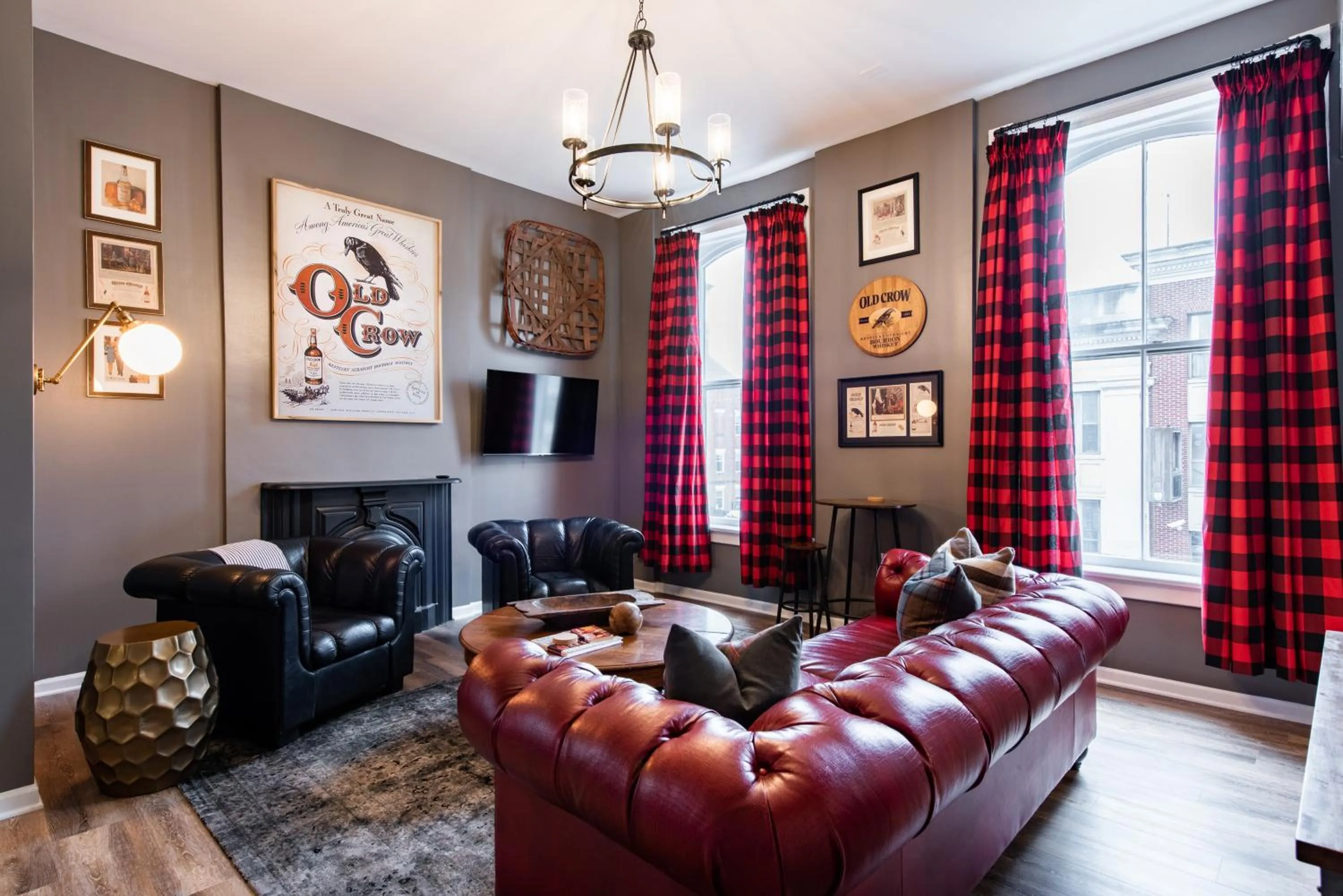 Communal lounge/ TV room in The Woodford Hotel