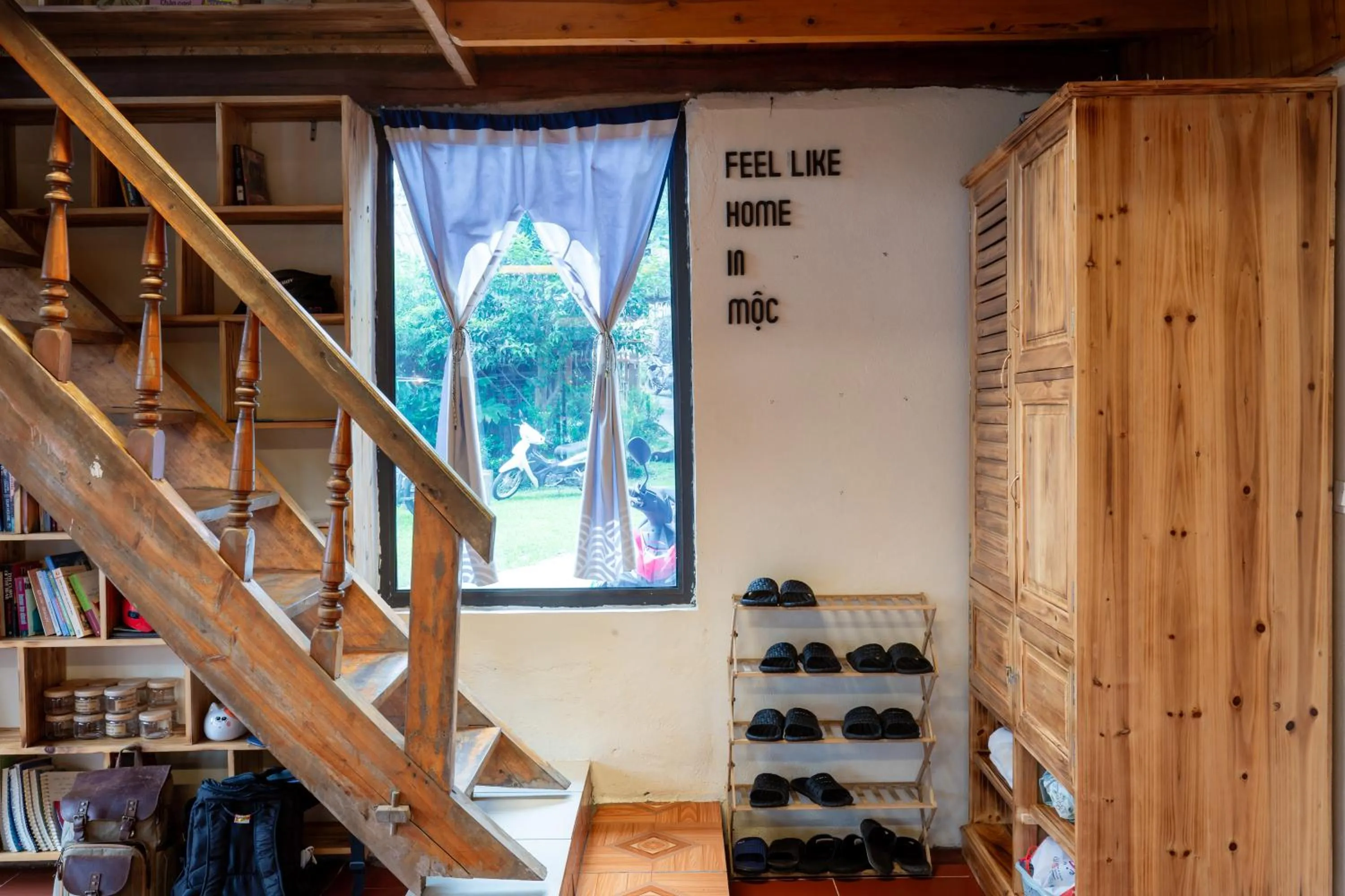 Text overlay in Moc Home Sapa