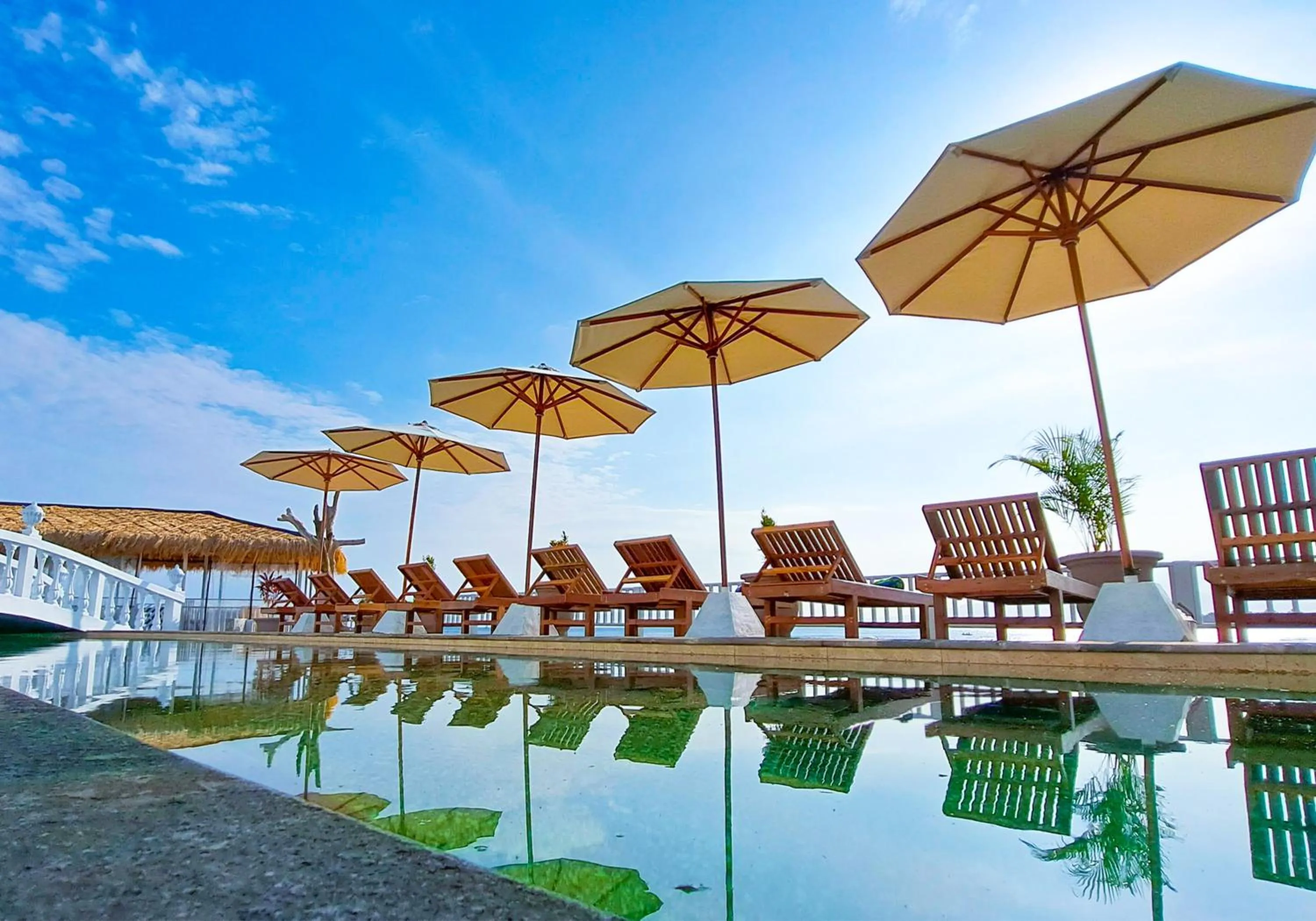 Swimming pool in Gili Beachfront Suites