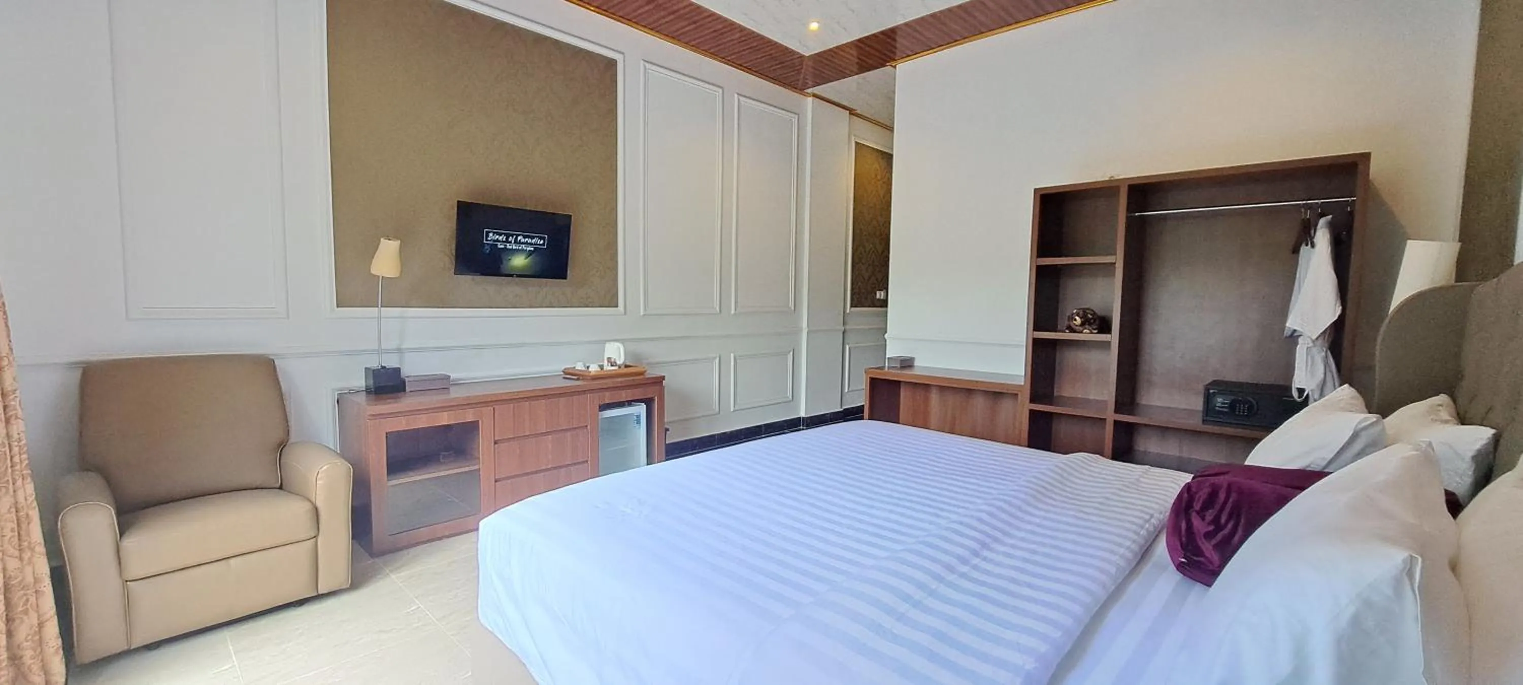 Bed in Gili Beachfront Suites