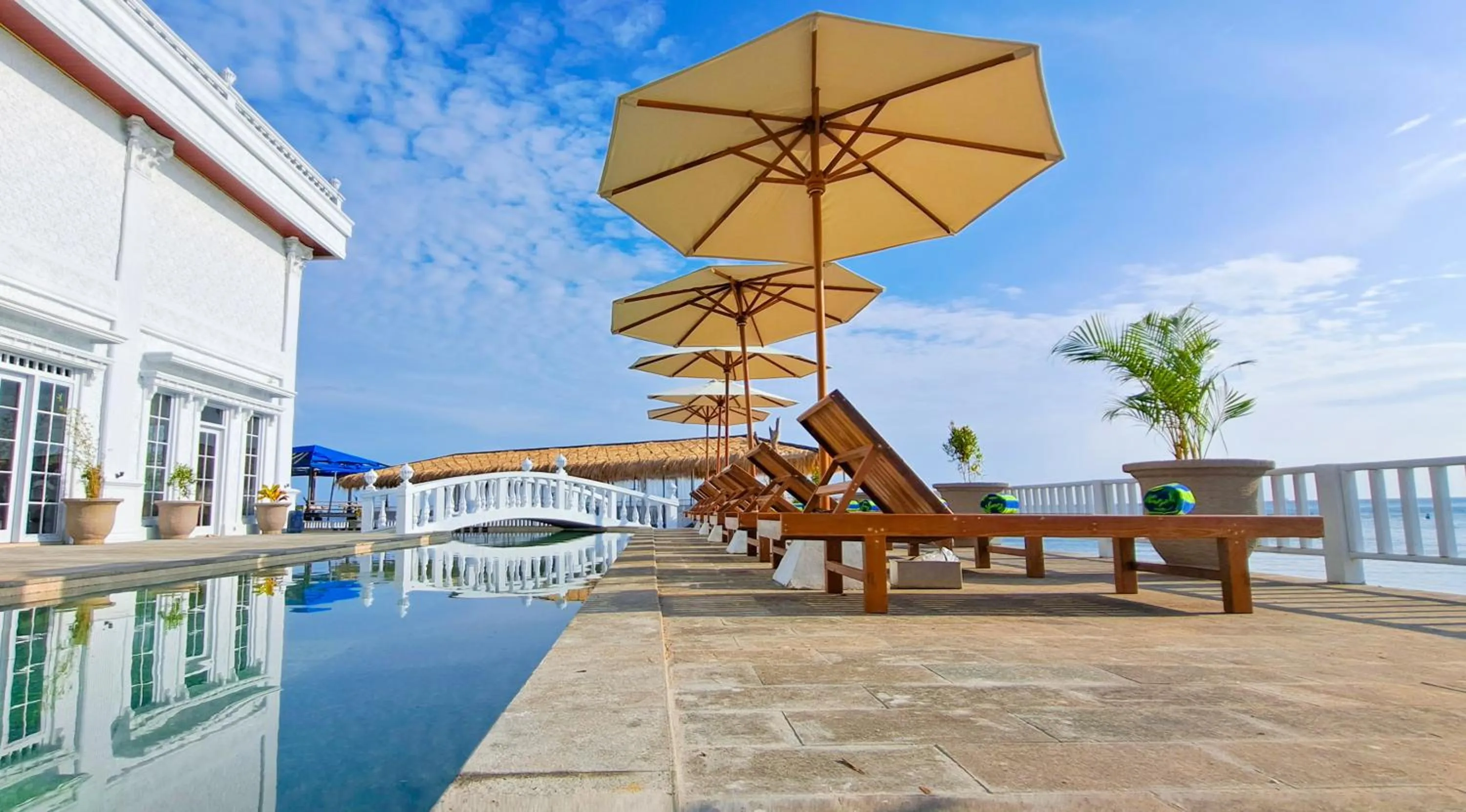 Swimming pool in Gili Beachfront Suites