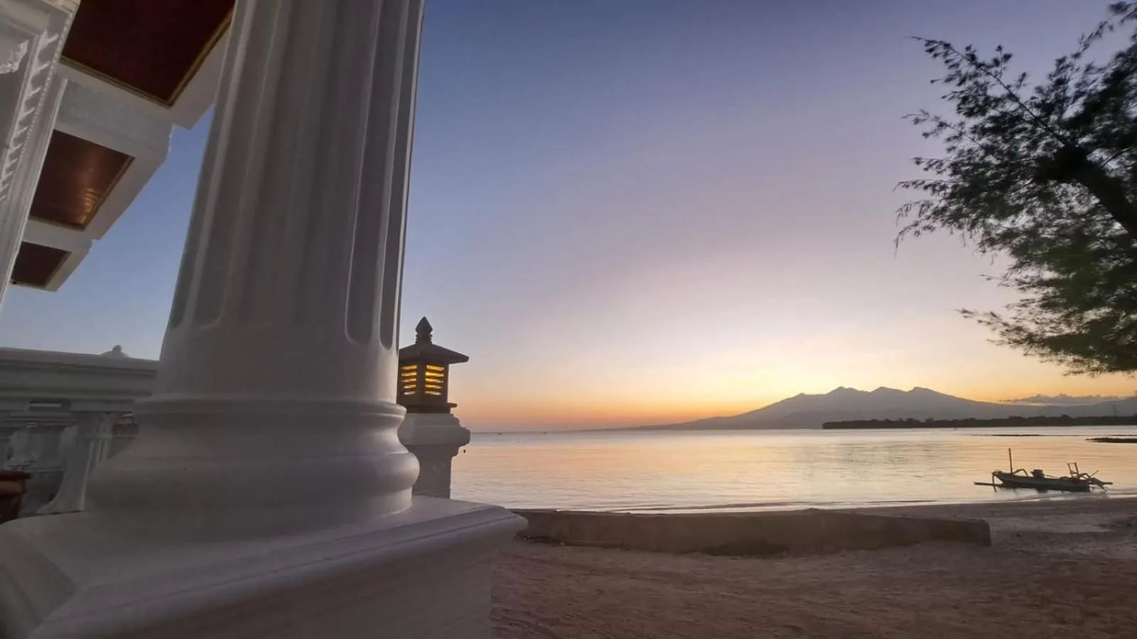 Beach in Gili Beachfront Suites