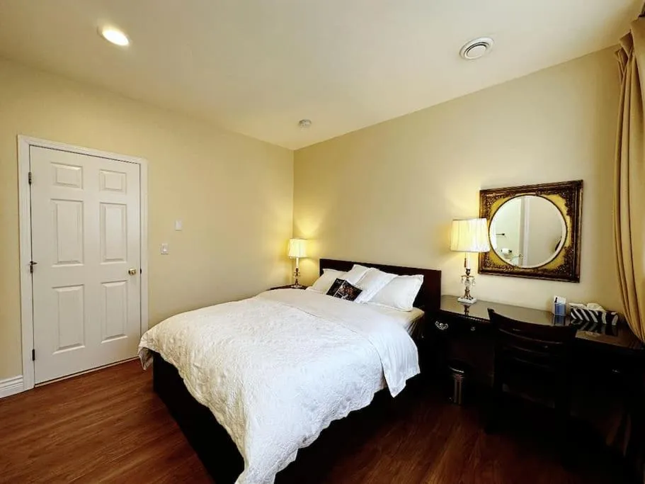 Bed in Super Cosy 8Bed & 6Bath in Vancouver heart near to airport and DownTown