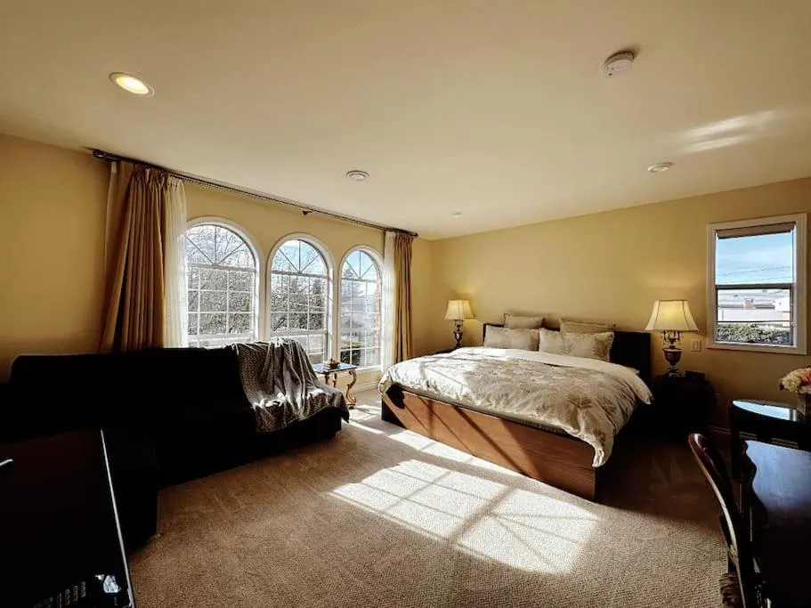 Bed in Super Cosy 8Bed & 6Bath in Vancouver heart near to airport and DownTown