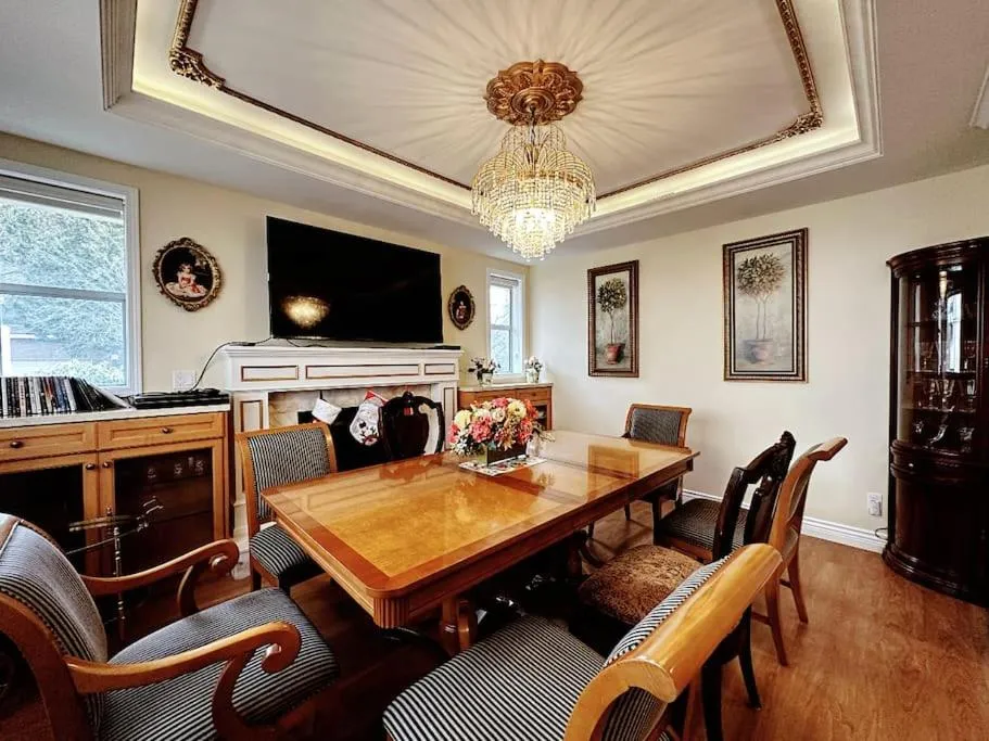 Communal lounge/ TV room in Super Cosy 8Bed & 6Bath in Vancouver heart near to airport and DownTown