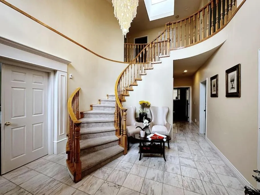 Property building in Super Cosy 8Bed & 6Bath in Vancouver heart near to airport and DownTown