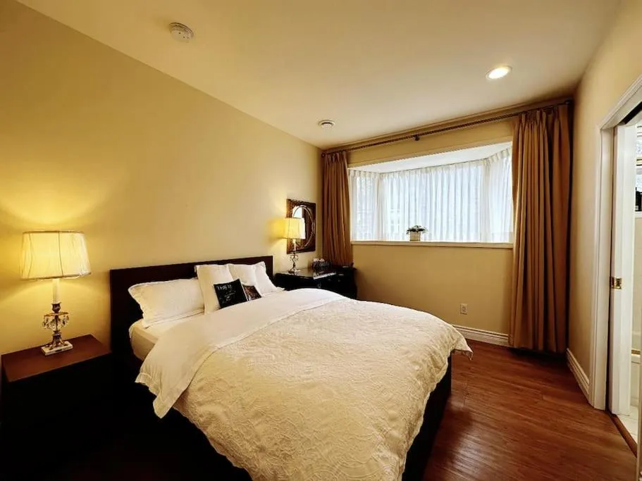 Bed in Super Cosy 8Bed & 6Bath in Vancouver heart near to airport and DownTown