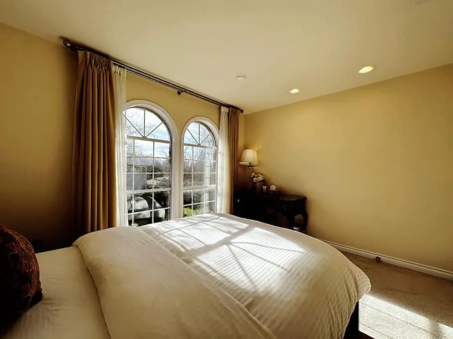 Bed in Super Cosy 8Bed & 6Bath in Vancouver heart near to airport and DownTown