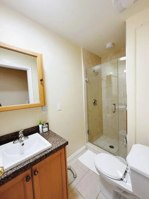 Shower in Super Cosy 8Bed & 6Bath in Vancouver heart near to airport and DownTown