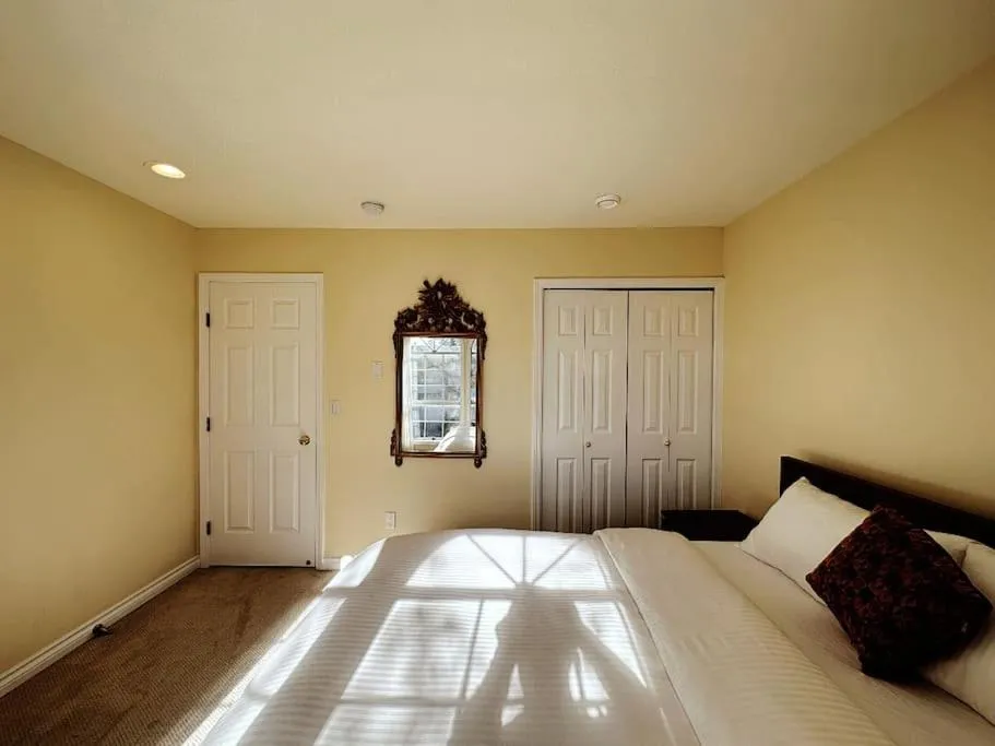 Bed in Super Cosy 8Bed & 6Bath in Vancouver heart near to airport and DownTown