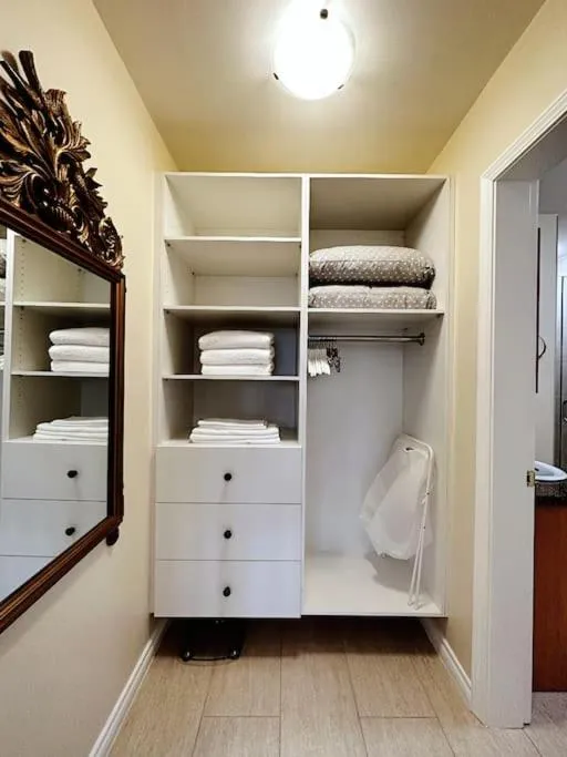 towels, Bed in Super Cosy 8Bed & 6Bath in Vancouver heart near to airport and DownTown