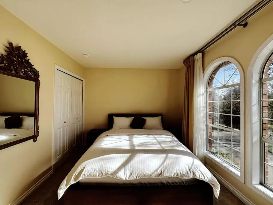 Bed in Super Cosy 8Bed & 6Bath in Vancouver heart near to airport and DownTown