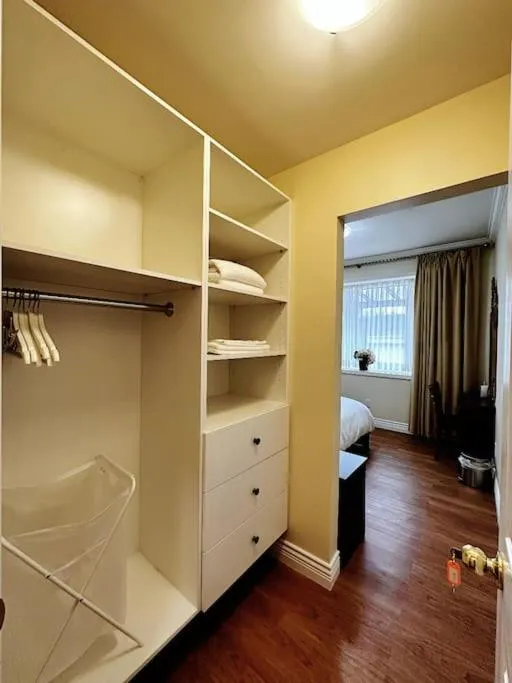 towels, Bed in Super Cosy 8Bed & 6Bath in Vancouver heart near to airport and DownTown