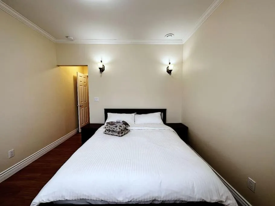 Bed in Super Cosy 8Bed & 6Bath in Vancouver heart near to airport and DownTown