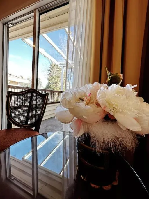 Seating area in Super Cosy 8Bed & 6Bath in Vancouver heart near to airport and DownTown