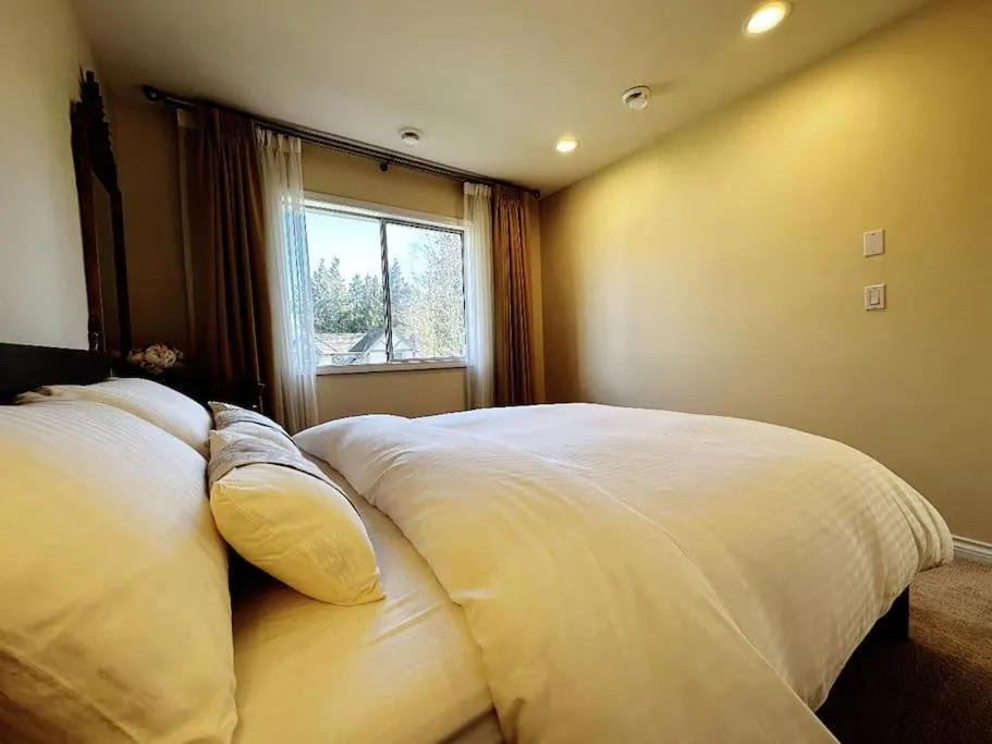 Bed in Super Cosy 8Bed & 6Bath in Vancouver heart near to airport and DownTown