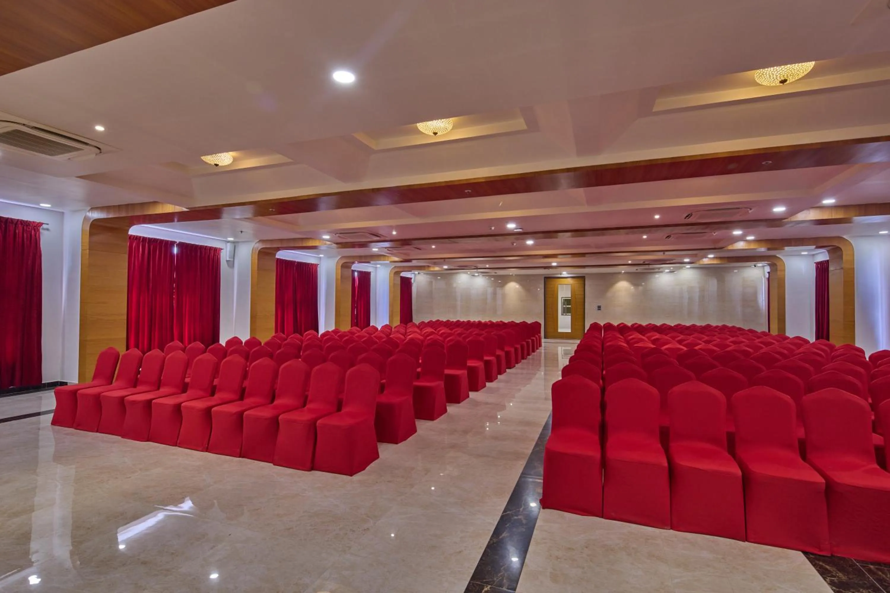 Meeting/conference room in Golden Tulip Tirupati